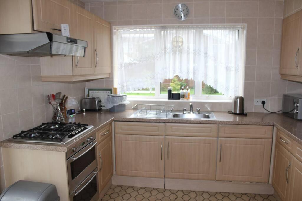Nicely Decorated 3 Bedroom House Near Heathrow, London Стейнс Экстерьер фото