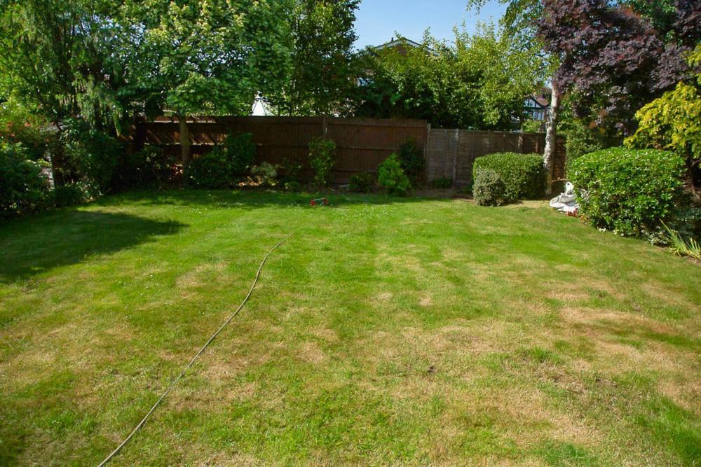 Nicely Decorated 3 Bedroom House Near Heathrow, London Стейнс Экстерьер фото