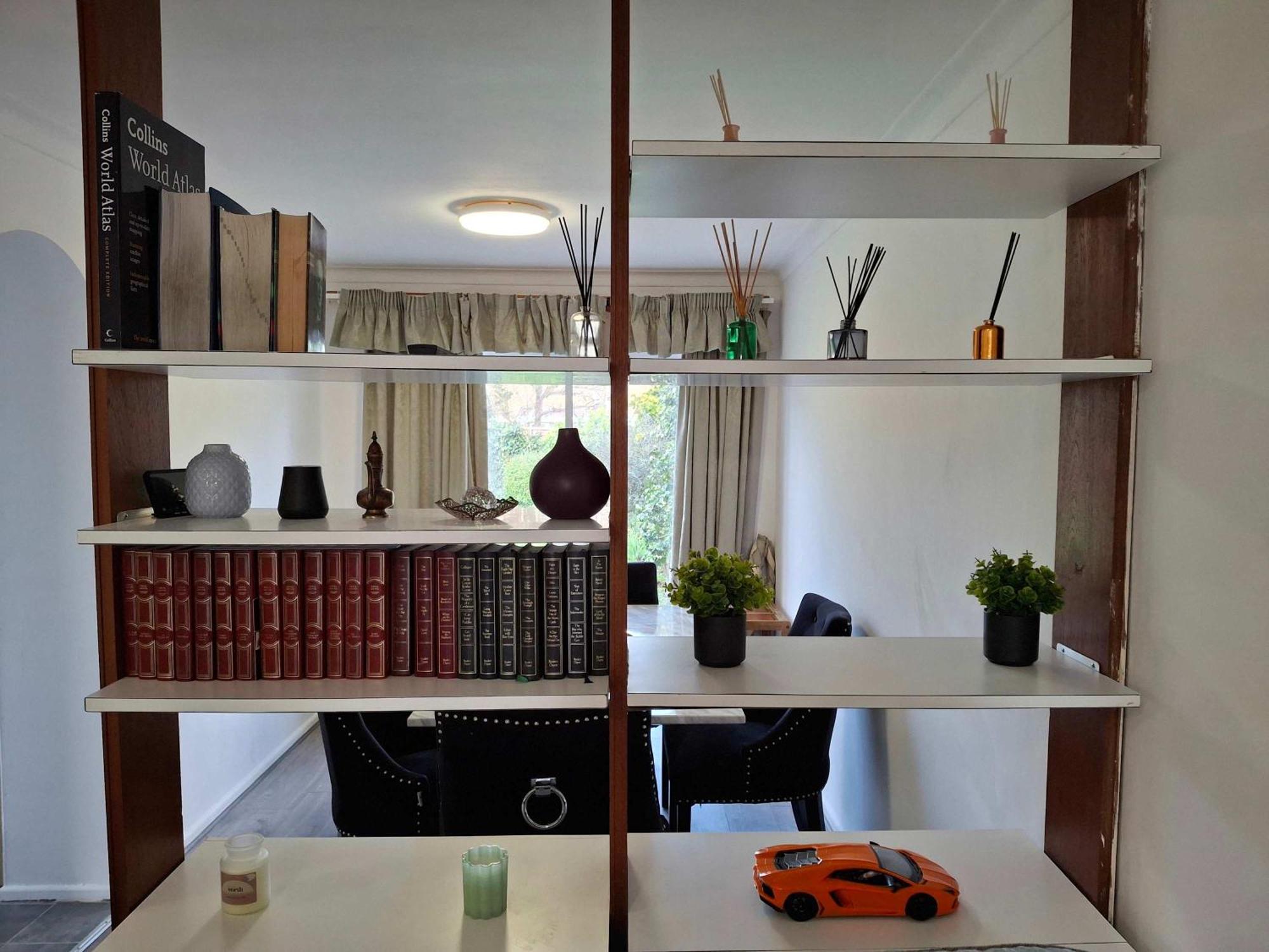 Nicely Decorated 3 Bedroom House Near Heathrow, London Стейнс Экстерьер фото
