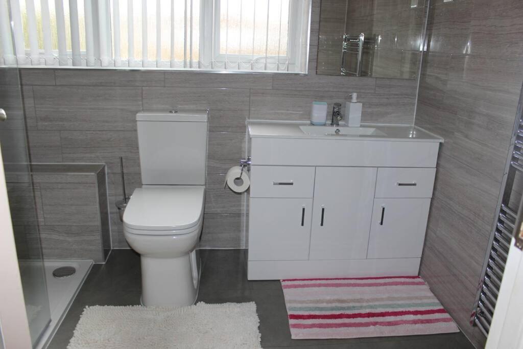 Nicely Decorated 3 Bedroom House Near Heathrow, London Стейнс Экстерьер фото