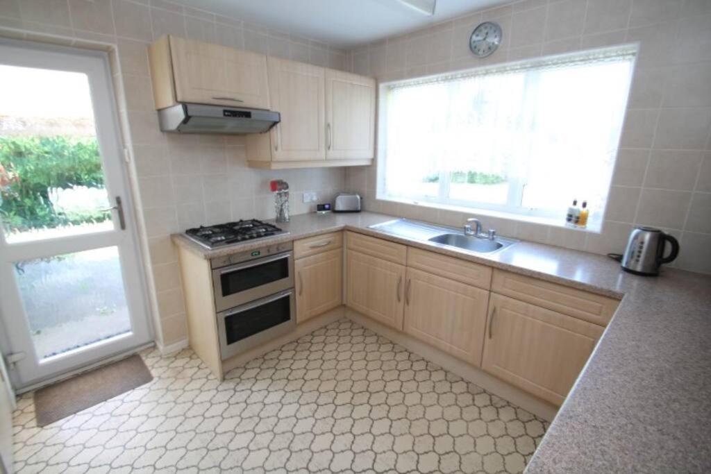 Nicely Decorated 3 Bedroom House Near Heathrow, London Стейнс Экстерьер фото