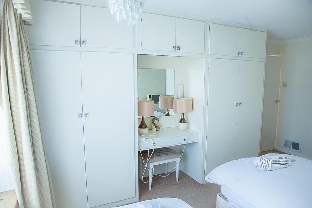 Nicely Decorated 3 Bedroom House Near Heathrow, London Стейнс Экстерьер фото