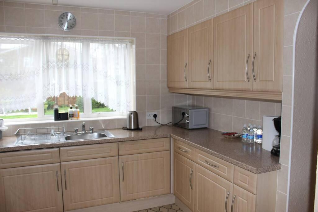 Nicely Decorated 3 Bedroom House Near Heathrow, London Стейнс Экстерьер фото