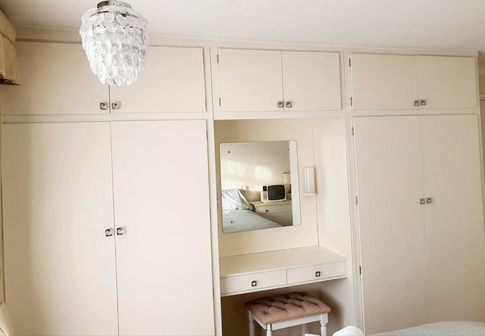Nicely Decorated 3 Bedroom House Near Heathrow, London Стейнс Экстерьер фото