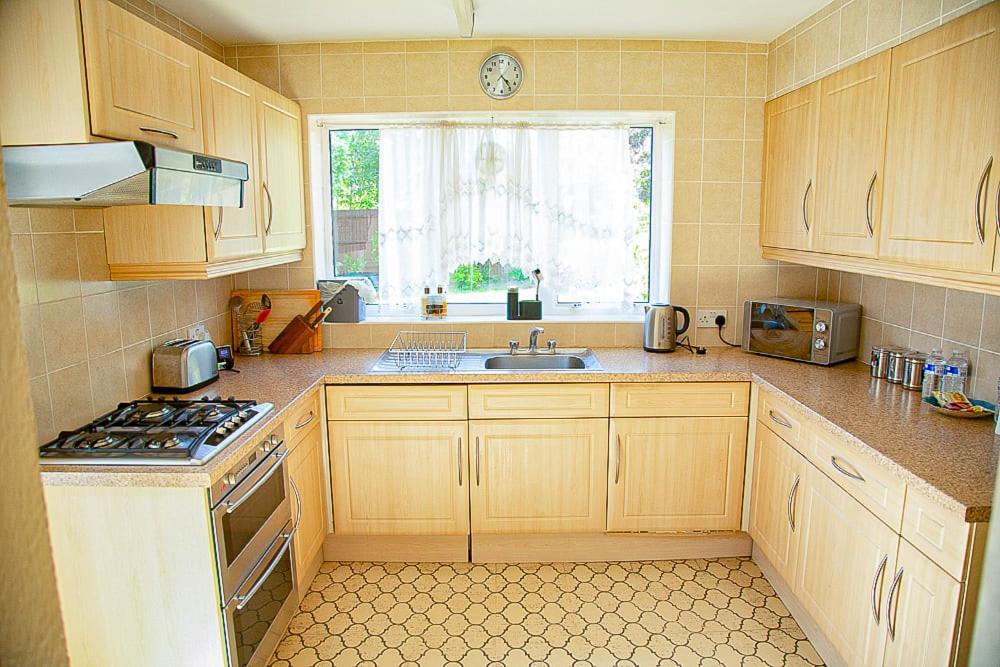 Nicely Decorated 3 Bedroom House Near Heathrow, London Стейнс Экстерьер фото