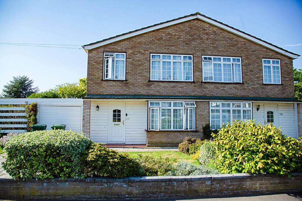 Nicely Decorated 3 Bedroom House Near Heathrow, London Стейнс Экстерьер фото