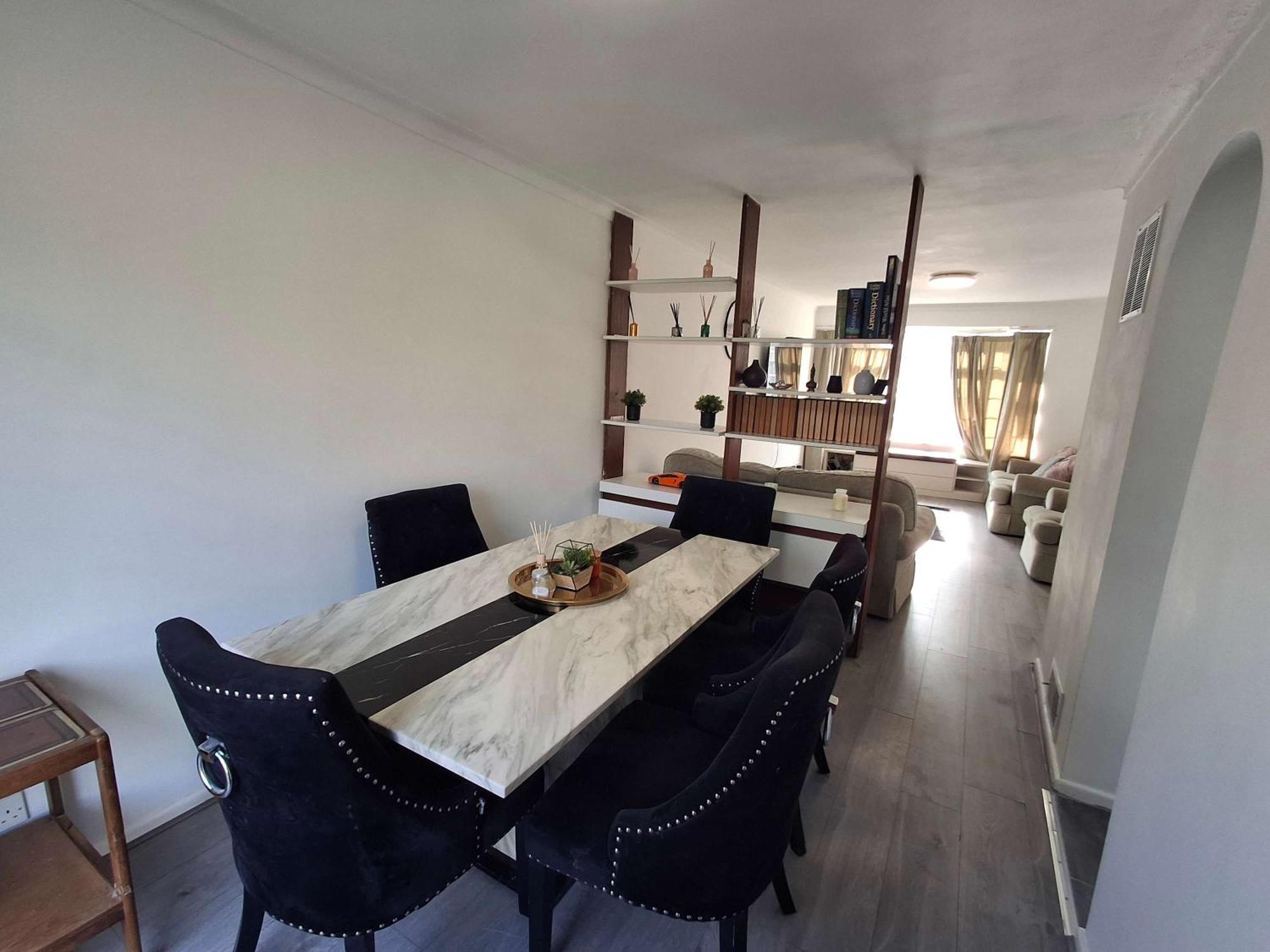 Nicely Decorated 3 Bedroom House Near Heathrow, London Стейнс Экстерьер фото