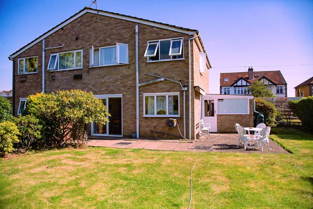 Nicely Decorated 3 Bedroom House Near Heathrow, London Стейнс Экстерьер фото