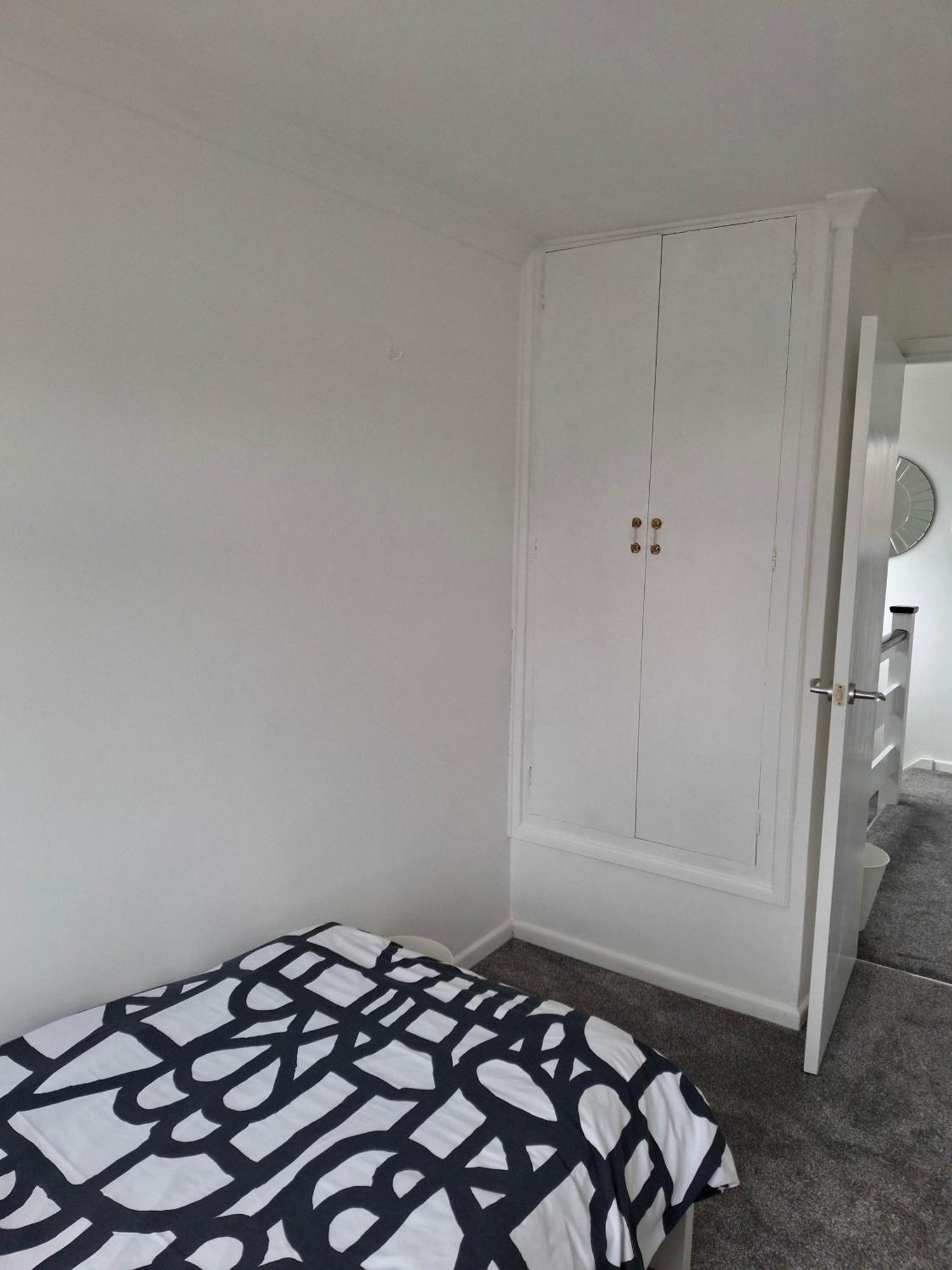 Nicely Decorated 3 Bedroom House Near Heathrow, London Стейнс Экстерьер фото