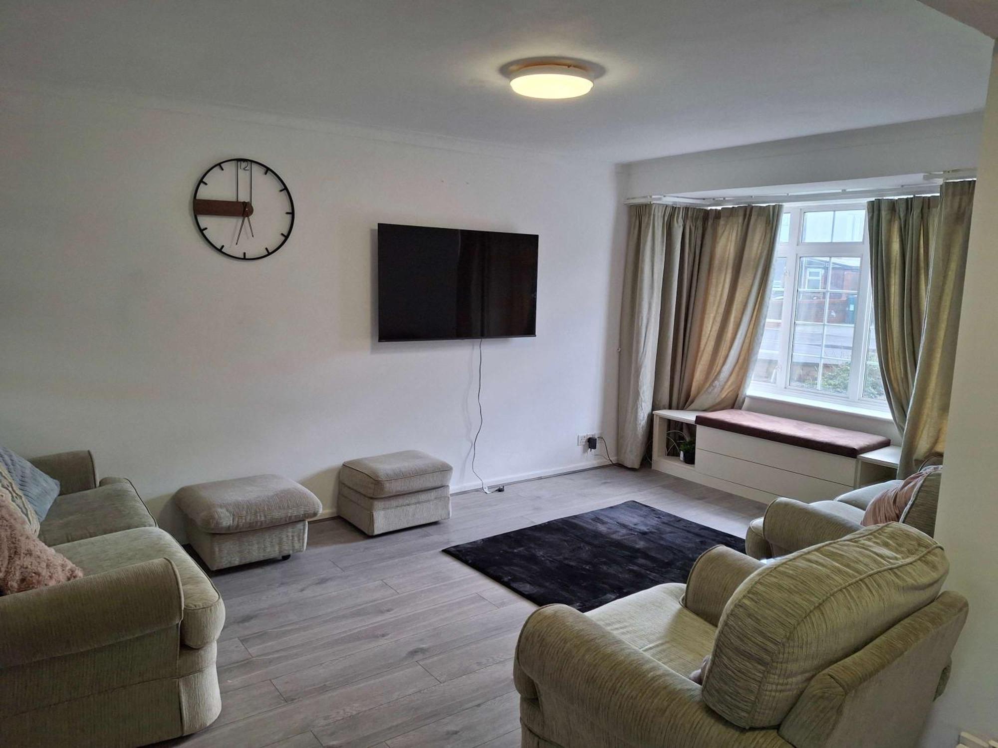 Nicely Decorated 3 Bedroom House Near Heathrow, London Стейнс Экстерьер фото