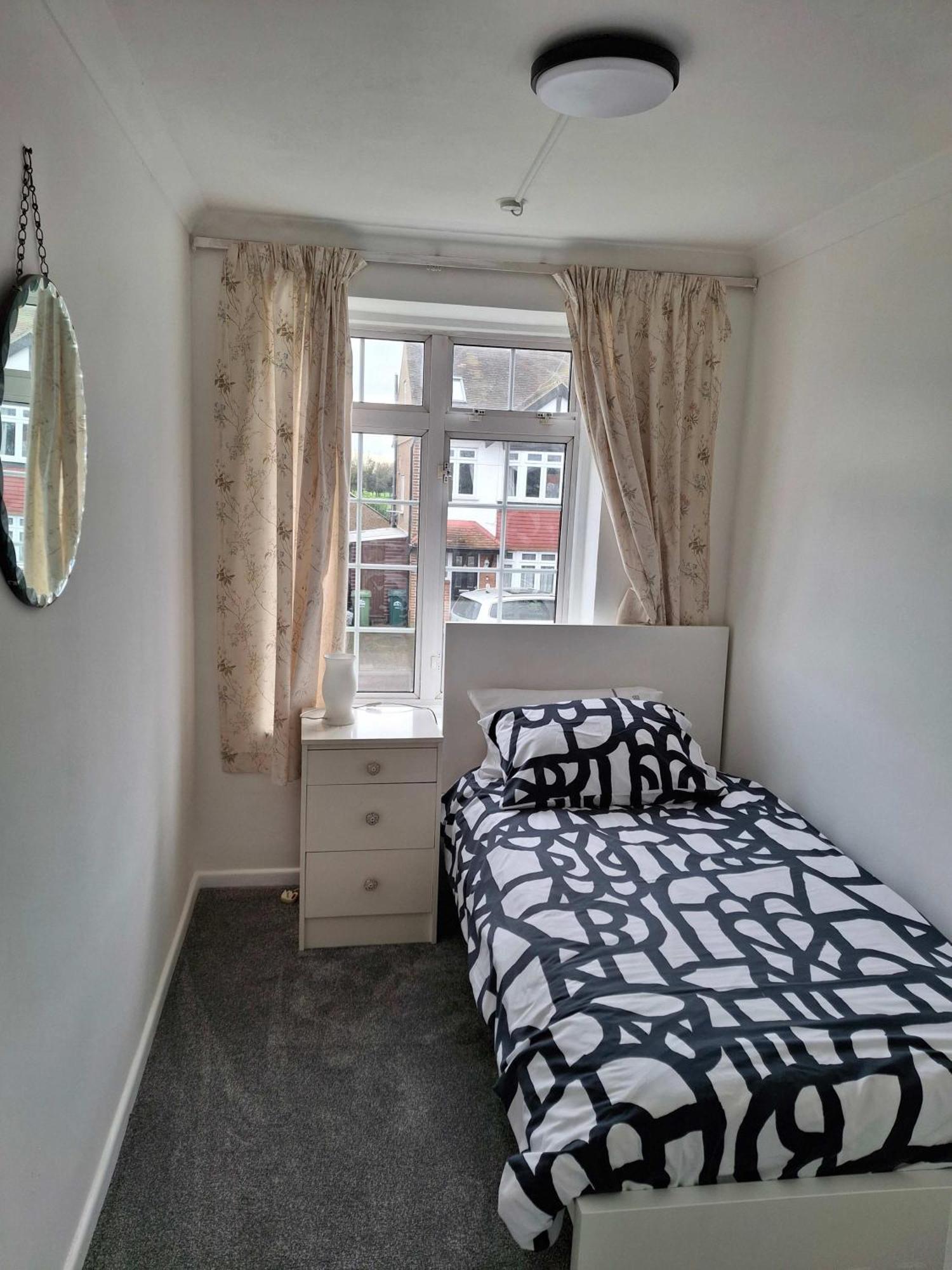 Nicely Decorated 3 Bedroom House Near Heathrow, London Стейнс Экстерьер фото