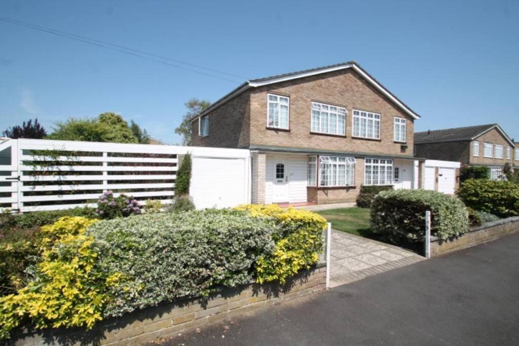 Nicely Decorated 3 Bedroom House Near Heathrow, London Стейнс Экстерьер фото