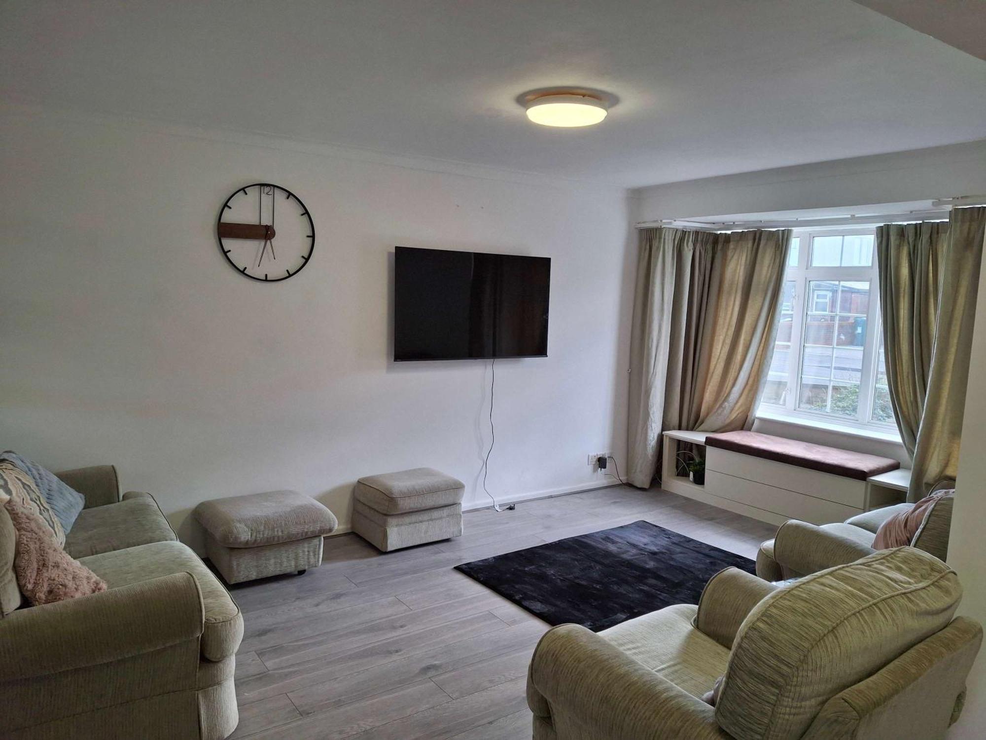 Nicely Decorated 3 Bedroom House Near Heathrow, London Стейнс Экстерьер фото