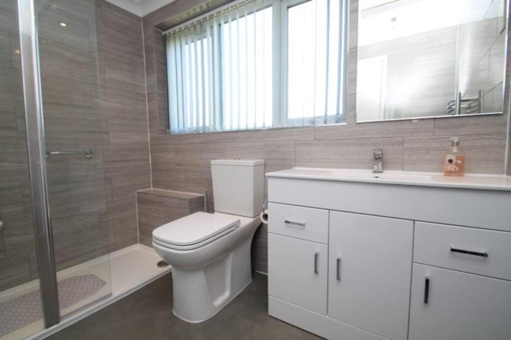 Nicely Decorated 3 Bedroom House Near Heathrow, London Стейнс Экстерьер фото