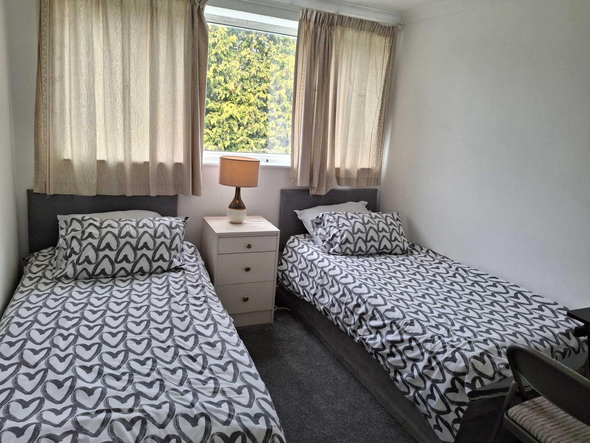 Nicely Decorated 3 Bedroom House Near Heathrow, London Стейнс Экстерьер фото