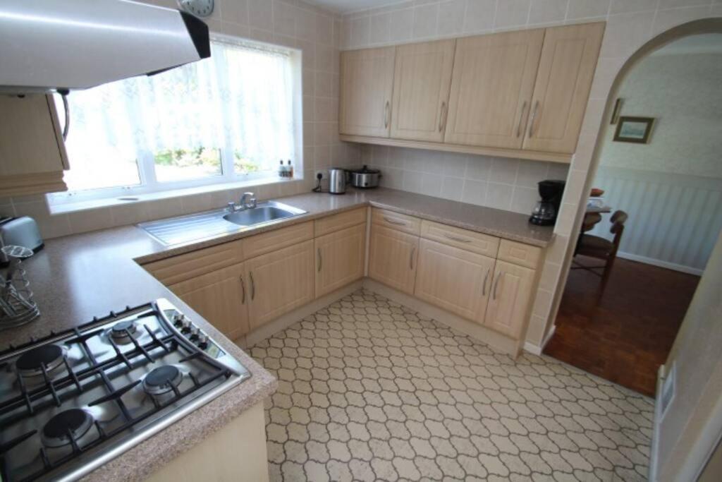 Nicely Decorated 3 Bedroom House Near Heathrow, London Стейнс Экстерьер фото