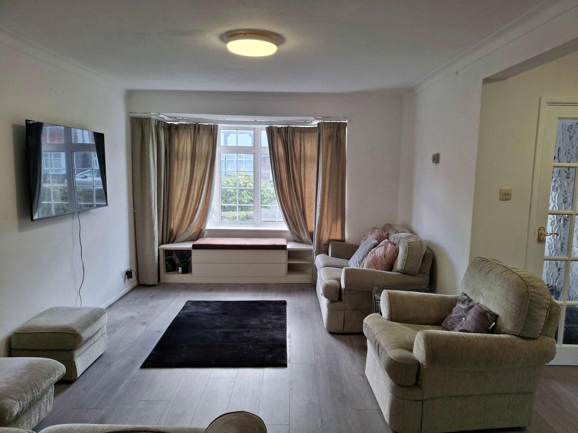 Nicely Decorated 3 Bedroom House Near Heathrow, London Стейнс Экстерьер фото