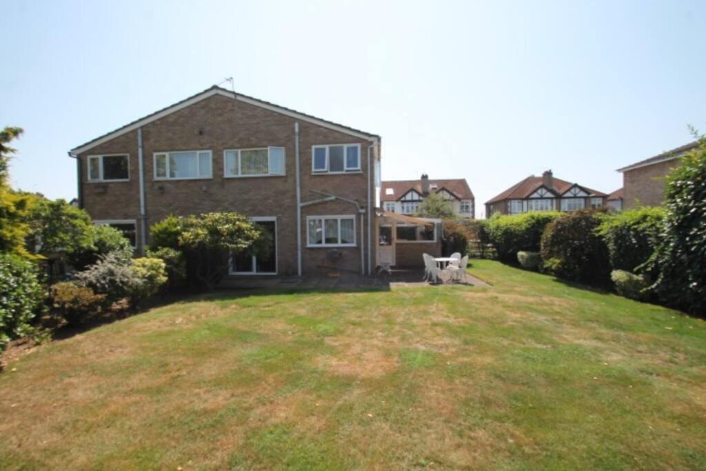 Nicely Decorated 3 Bedroom House Near Heathrow, London Стейнс Экстерьер фото