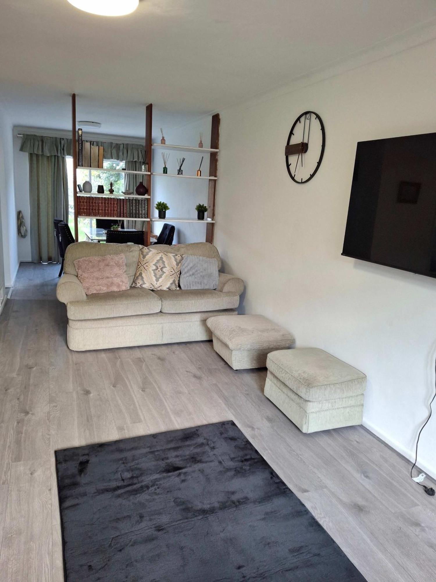 Nicely Decorated 3 Bedroom House Near Heathrow, London Стейнс Экстерьер фото